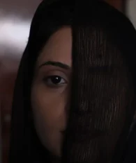 جرم اسید پاشی ـ صلح آفرین| خانمی در تصویر که موهای خود را روی نیمی از صورت که به واسطه ی اسید از بین رفته ریخته است