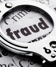 کلاهبرداری و ارکان آن شناخت دقیق و پیشگیری از آن صور خاص و مجازات ـ صلح آفرین| دستبندی روی برگه ای که گلمه ی کلاهبرداری نوشته شده