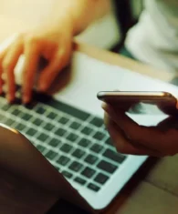 جرم مزاحمت تلفنی چیست؟ بررسی مجازاتها و پیامدهای قانونی آن به قلم وکیل ـ صلح آفرین| فردی پشت سیستم کامپوتر در حال جزم مزاحمت