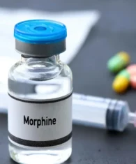 مرفین مخدری خطرناک!! ـ صلح آفرین| شیشهی مرفین روی میز در کنار سرنگ