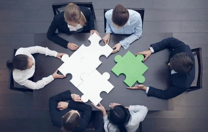 وظایف مجمع عمومی موسس ـ صلح آفرین| چند نفر در جلسه ای پشت میز