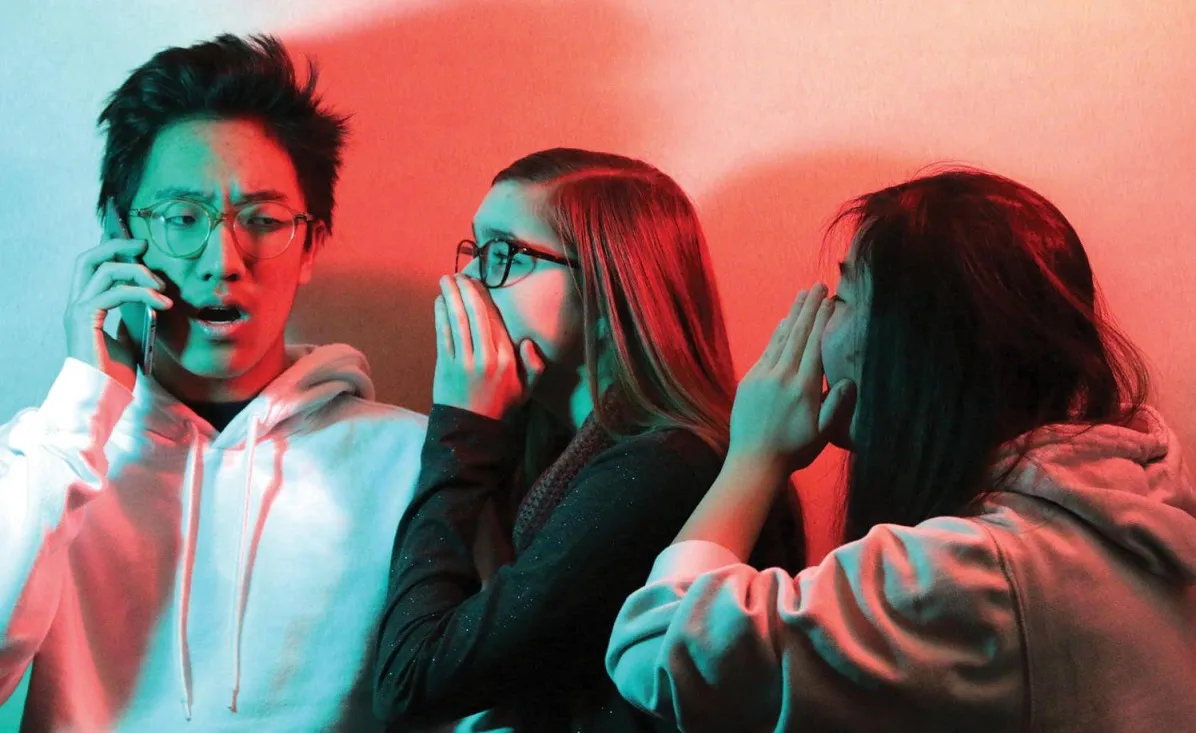 وظایف یک وکیل متخصص در جرم نشر اکاذیب از مشاوره تا دفاع در دادگاه ـ صلح آفرین| فردی از انتشار اطلاعاتش در فضای مجازی ناراحت اشت و دو خانم دیگر درکنارش بعد از شنیدن شوکه شدن