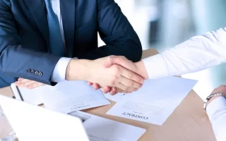 هر آنچه که باید از عقد یا قرارداد صلح باید بدانیم| دونفر درحال دست دادن به هم